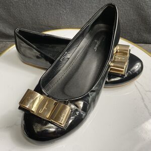 Ferragamo Varina Black Patent Leather Flats 7 7.5 Gold Metal Logo Bow Insole 9"